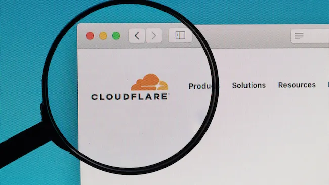 AI-Labyrinth: Cloudflares neues Tool täuscht AI-Crawler mit gefälschten Webseiten