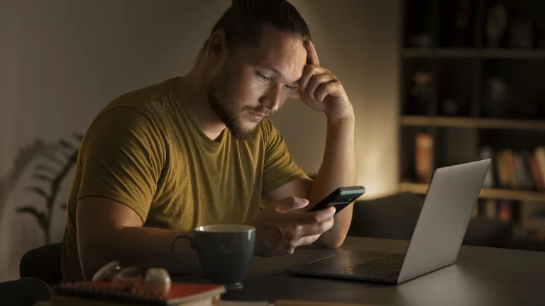 Menschen, die Doomscrolling betreiben, neigen dazu, stärker an Fake News zu glauben Menschen, die Doomscrolling betreiben, neigen dazu, stärker an Fake News zu glauben